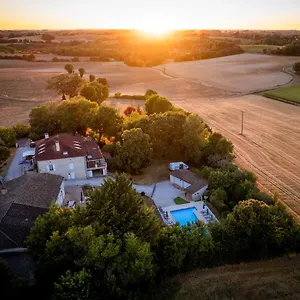 Le Petit Bleu D'hotes Bed & Breakfast